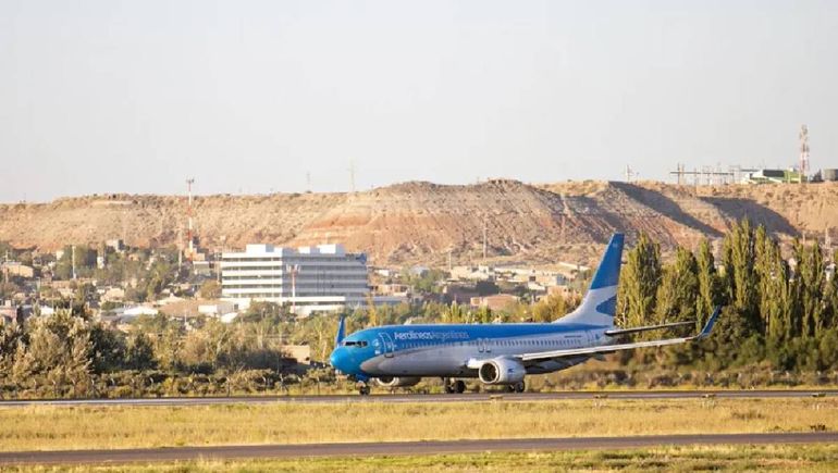 El aeropueto Presidente Perón de la Ciudad de Neuquén. El aeropueto Presidente Perón de la Ciudad de Neuquén.