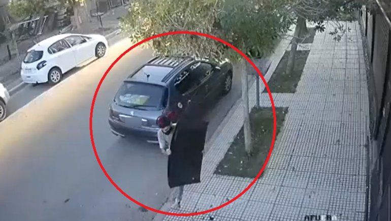 Indignante: le robaron el techo panorámico a un auto y quedó todo grabado