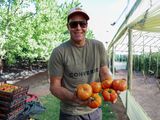 Mauricio Kinter, orgulloso de sus tomates. Foto: Omar Novoa.&nbsp;
