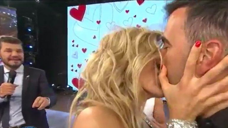 Hoppe y Rinaldi blanquearon su relación con un chape efusivo.&nbsp;