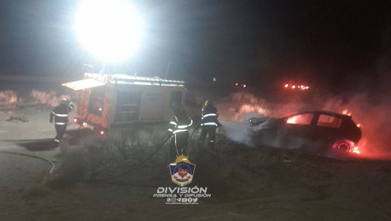 Adolescente borracho y en el auto de su papá: volcó y se le prendió fuego