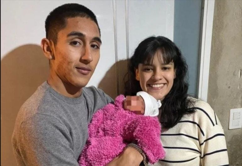 Maximiliano Cifuentes con su pareja, Nicola, y la beba de ambos. Maximiliano Cifuentes con su pareja, Nicola, y la beba de ambos.