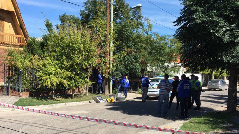 La esquina de José Hernández y Baigorrita del barrio Villa Farrel se llenó de efectivos de Criminalística tras el tiroteo.