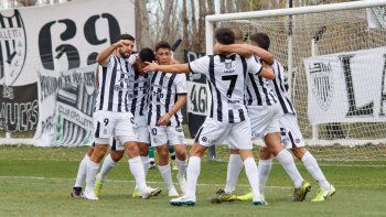El festejo de los jugadores por uno de los goles. Triunfazo. El festejo de los jugadores por uno de los goles. Triunfazo.