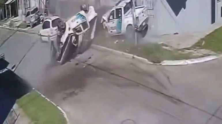 Los uniformados intentaban interceptar a una moto sospechada de estar involucrada en un robo en la zona.