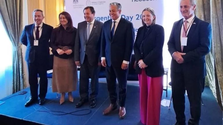 Rolando Figueroa y Alberto Wereltineck con diplomáticos y ejecutivos de empresas privadas que participan de la Misión Comercial de Energía Argentina - Reino Unido.