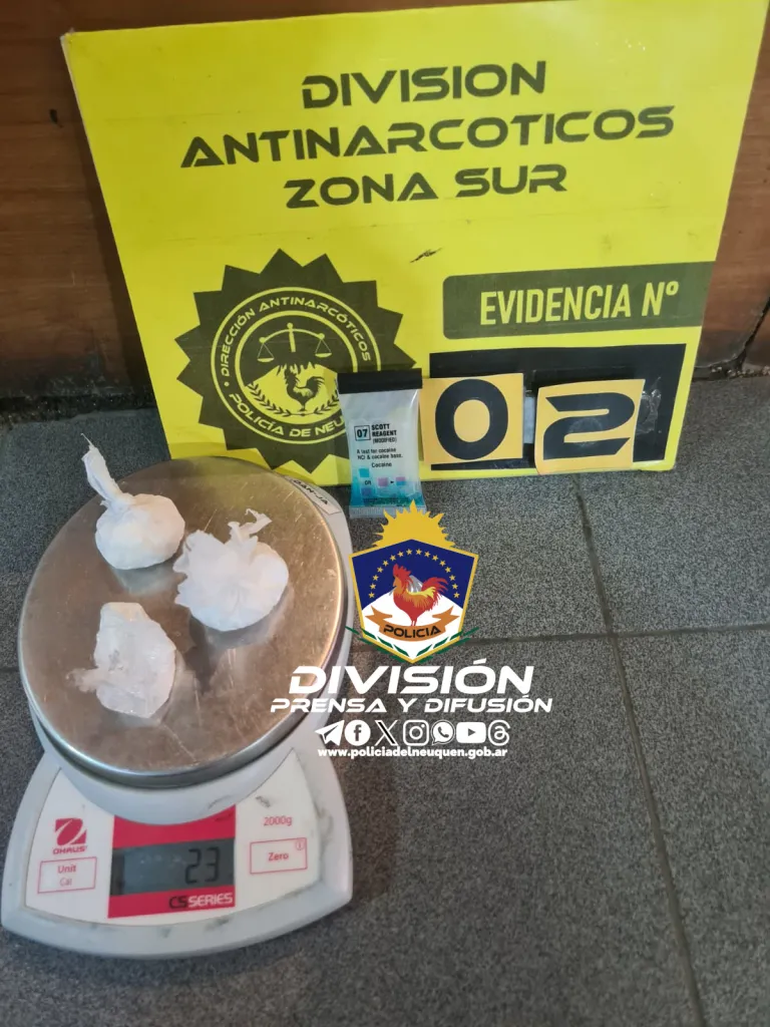 La Brigada de Investigaciones de San Martín de los Andes secuestró cocaína, marihuana y dinero en moneda estadounidense y argentina La Brigada de Investigaciones de San Martín de los Andes secuestró cocaína, marihuana y dinero en moneda estadounidense y argentina