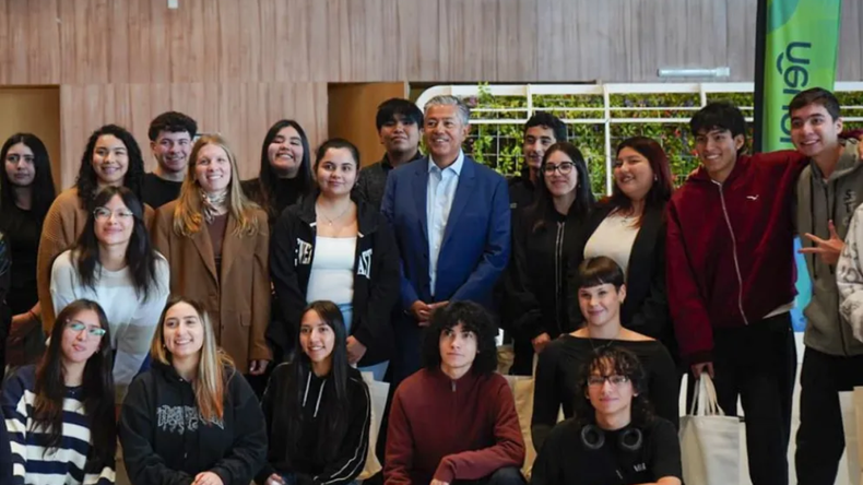 Rolando Figueroa reconoció a jóvenes con los mejores promedios de la provincia. | LM Neuquen Rolando Figueroa reconoció a jóvenes con los mejores promedios de la provincia.
