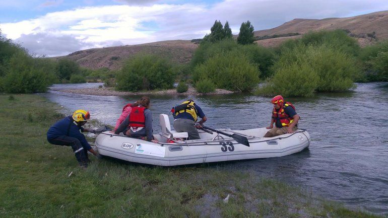 Rescataron a dos jóvenes de las aguas del río Chimehuin