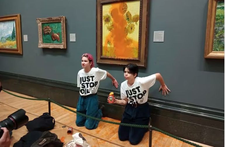 El ataque contra Los Girasores de Vincent Van Gogh, en la Galería Nacional de Londres. El ataque contra Los Girasores de Vincent Van Gogh, en la Galería Nacional de Londres.