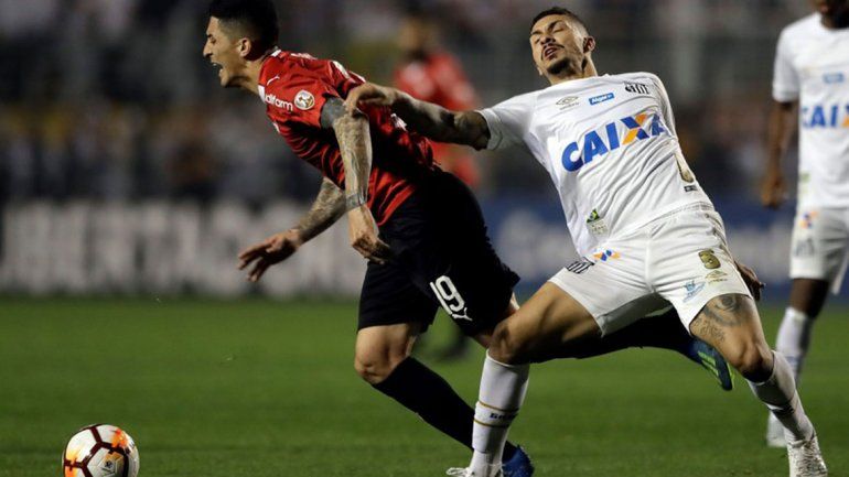 Independiente erró un penal, empató con Santos en Brasil y pasó a cuartos