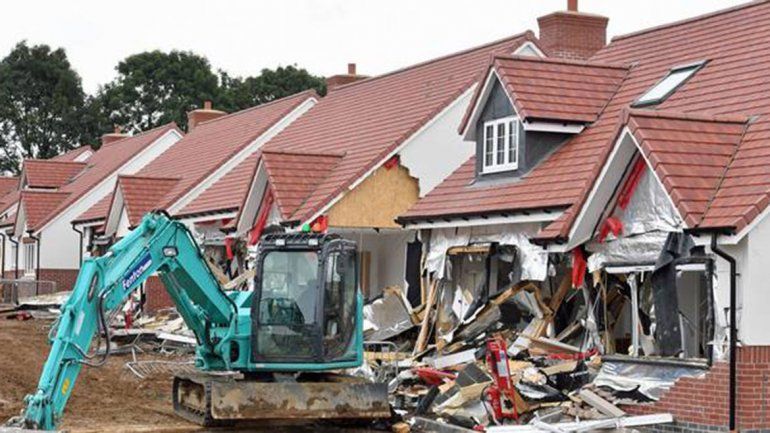 La constructora lo echó y rompió cinco viviendas