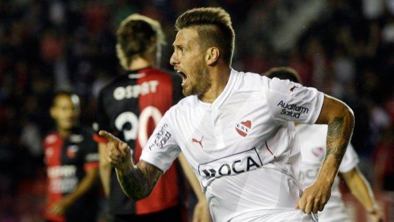 Denis grita con todo el 1 a 0. Fue figura y se enojó cuando lo sacaron.