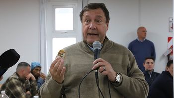 Weretilneck sostuvo una roca para explicar que sin decisión política, el mineral no existe. | LM Neuquen Weretilneck sostuvo una roca para explicar que sin decisión política, el mineral no existe.