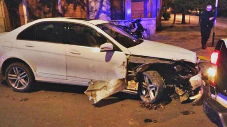 Ex funcionario chocó 4 autos estacionados y casi lo linchan