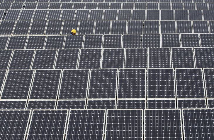 Foto de archivo. Un trabajador inspecciona paneles solares en una planta de energía solar en Kunming, provincia de Yunnan, China. 25 de mayo de 2010. Imagen entregada por un tercero. REUTERS/Stringer