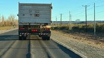 La Ruta 7 a Añelo está hundida por tramos. Y el sobrepaso de camiones genera peligro y taponamientos.