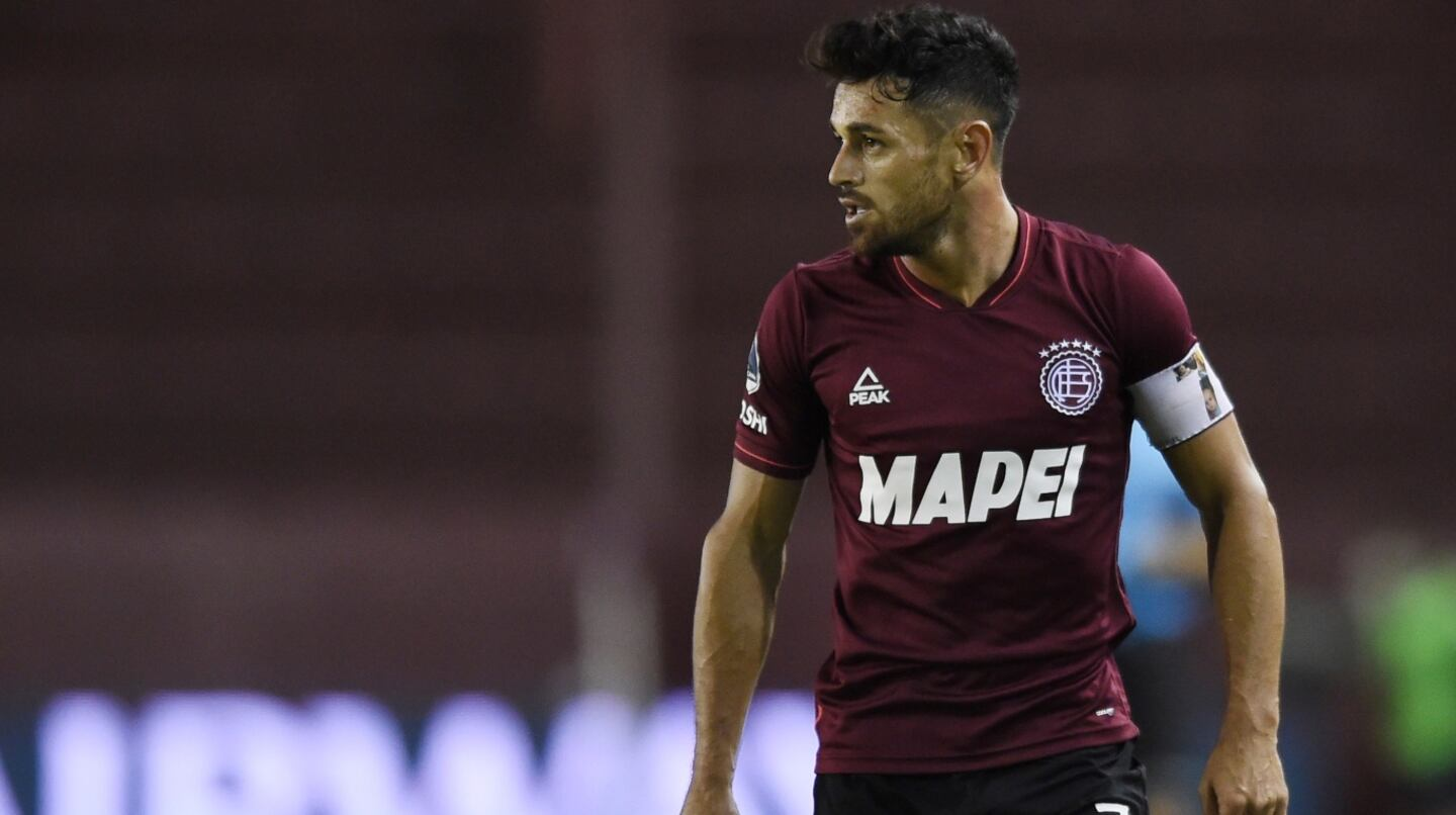 El gesto solidario de Laucha Acosta con el hincha de Lanús que viajó a la final de la Sudamericana