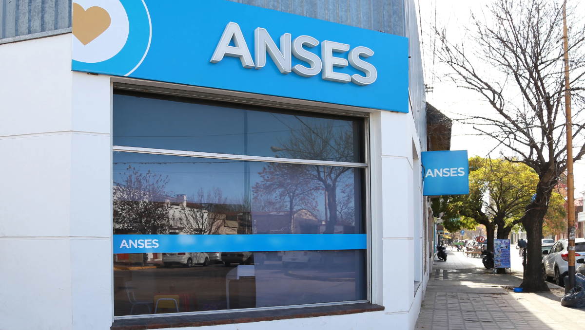 Este lunes pagarán jubilaciones con aumento y medio aguinaldo: ¿Quiénes cobran?