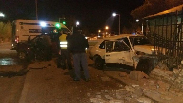 Dos autos chocaron, uno terminó dentro de una vivienda: hay una persona grave