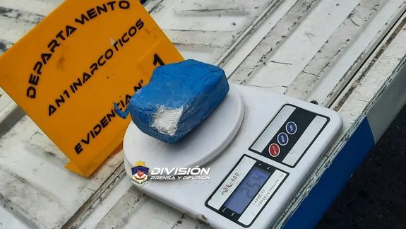 Narco chocó e intentó descartar la droga cuando llegó la Policía
