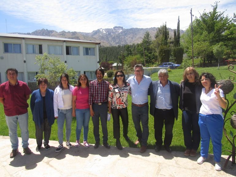 La comisión entrante y saliente de Huinganco, con el intendente Luis Sepúlveda. Si bien hay cordialidad, aún no firman el acta legal de traspaso. La comisión entrante y saliente de Huinganco, con el intendente Luis Sepúlveda. Si bien hay cordialidad, aún no firman el acta legal de traspaso.