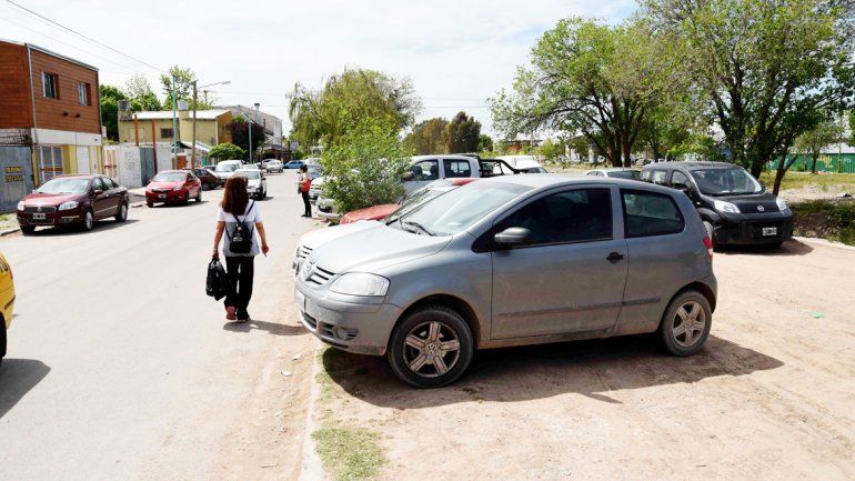 A miles de neuquinos no les queda otra que ir a estacionar a las playas del Parque Central.