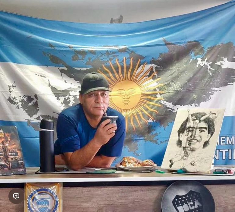 Rubén Arias es dueño de un kiosco en Centenario y un Pago Fácil. Su pelea contra la inseguridad lo llevó a ser concejal. El martes hubo un rpbo en su comercio, el séptimo en varios años. Rubén Arias es dueño de un kiosco en Centenario y un Pago Fácil. Su pelea contra la inseguridad lo llevó a ser concejal. El martes hubo un rpbo en su comercio, el séptimo en varios años.