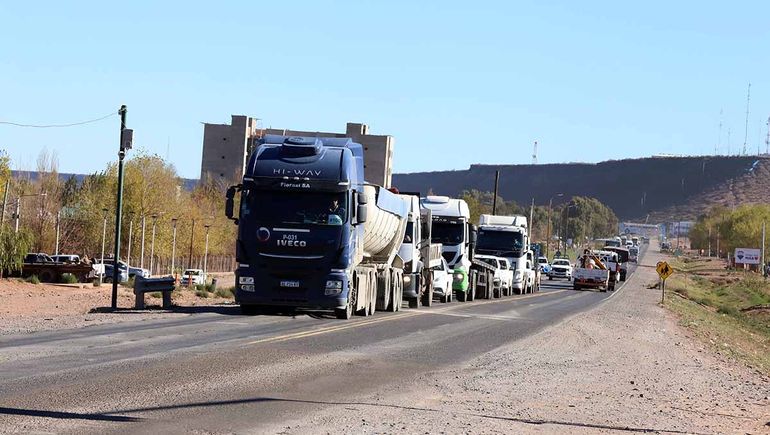 El tránsito en las rutas petroleras es incesante.