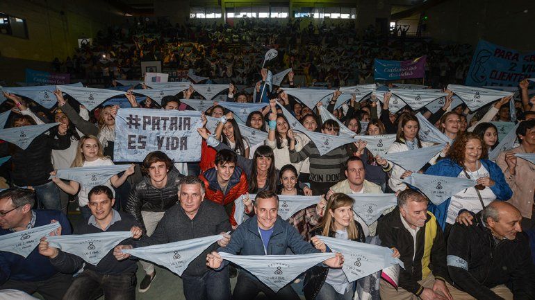 Cientos de jóvenes pidieron a los senadores reflexionar sobre el aborto