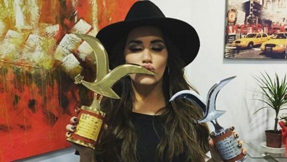 La estrella pop se emocionó cuando recibió la gaviota de plata y la de oro.
