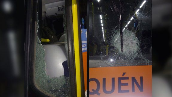 Le intentaron robar a un colectivero y le reventaron los vidrios