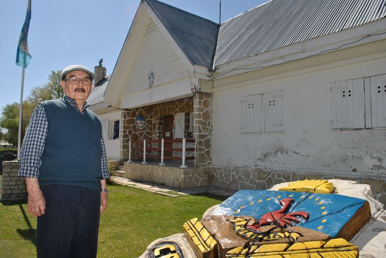 Don Virginio, un policía de los de antes que ayudó al pueblo a caballo