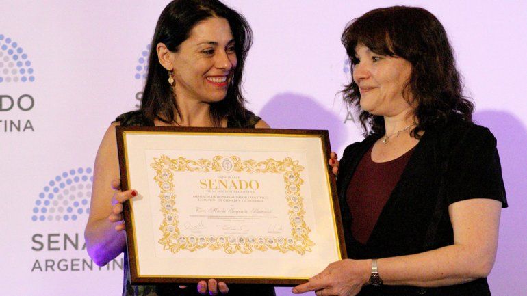 Bertossi (derecha) recibió la Mención de Honor al Valor Científico.&nbsp;