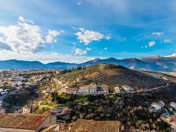 El pueblo de Italia se encuentra en medio de las montañas y, por sus tentadoras ofertas de vivienda y trabajo, se convierte en una excelente opción para residir.