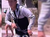 Los jóvenes delincuentes fueron capturados en imágenes por una persona que pasaba por el lugar. Foto: gentileza.
