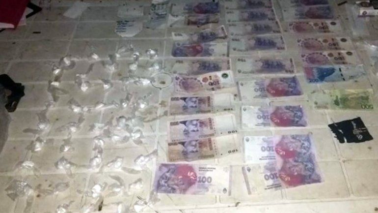La droga y el dinero en efectivo que le secuestraron a la banda narco.