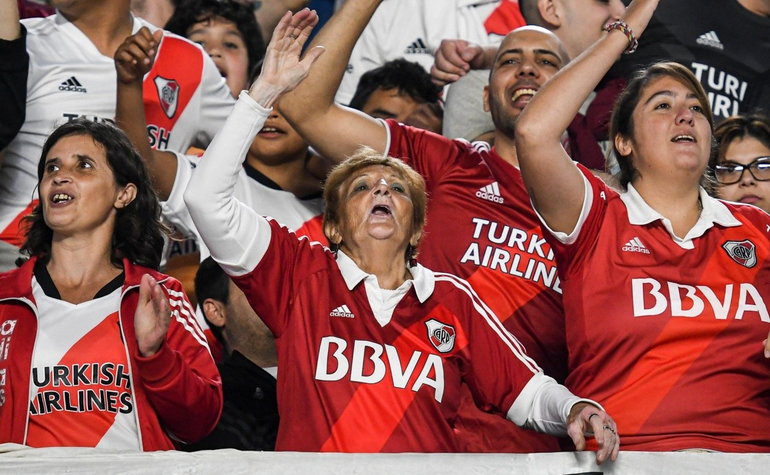La abuela de River que es viral: viaja sola de lejos y superó un cáncer