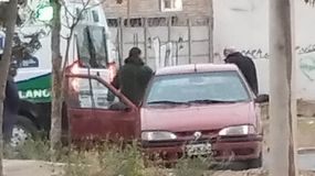 Chocaron dos autos y uno atropelló a un joven que cruzaba la calle
