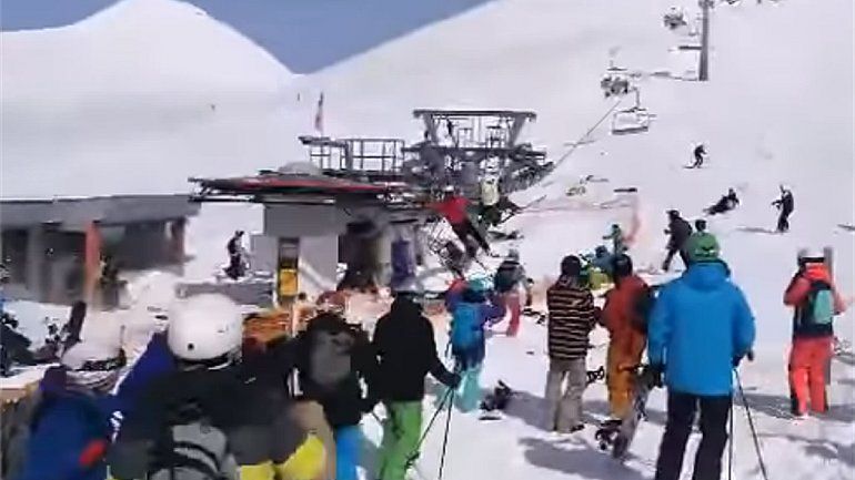 Una aerosilla se volvió loca y los esquiadores volaron por el aire