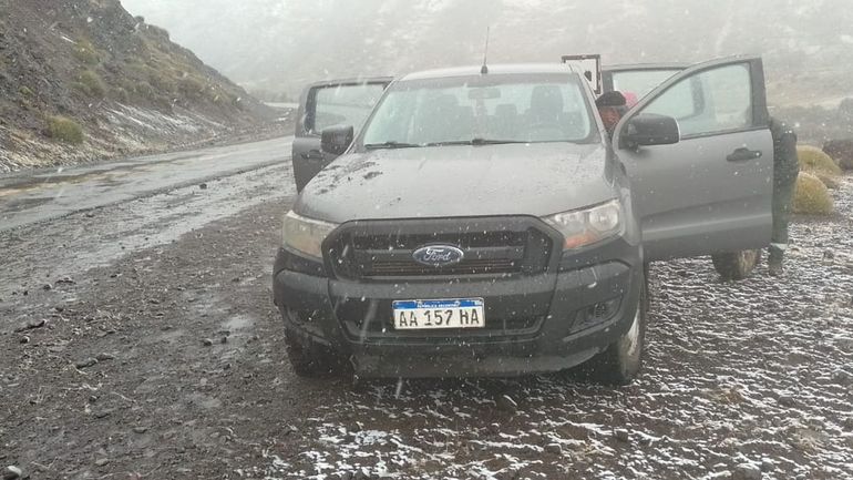 Milagro: iban a un cumpleaños en Caviahue y un desprendimiento de rocas golpeó la camioneta