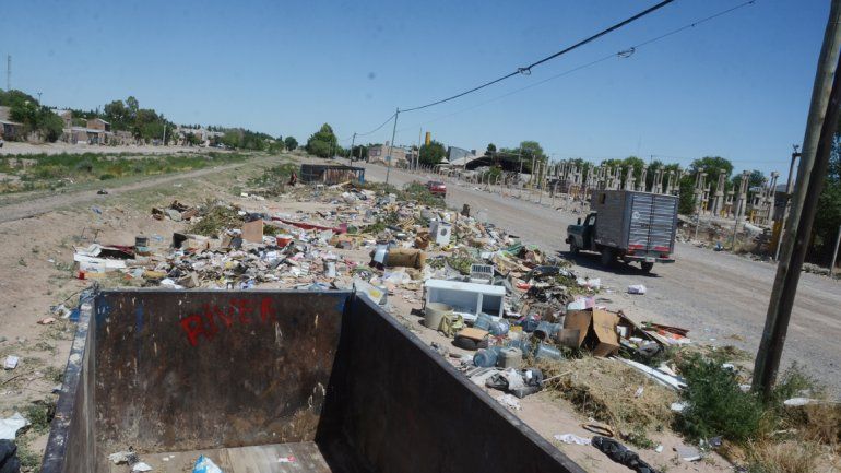 Se han visto camiones de fletes y camionetas arrojando basura.
