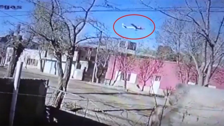 Un avión voló cerca del techo de algunas viviendas y asustó a Chos Malal