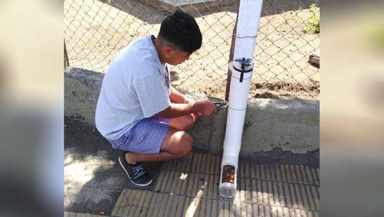 Hace comederos para perros de la calle en Loncopué