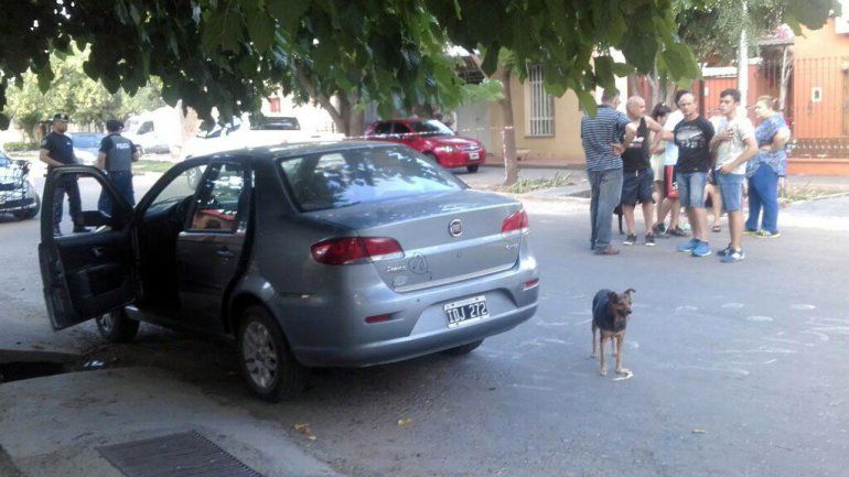 Esperaba a su hija en el auto y la mataron de un tiro