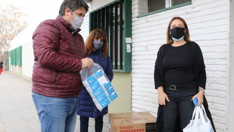 La Muni entregó 40 oxímetros y una impresora con scanner al hospital Bouquet Roldán