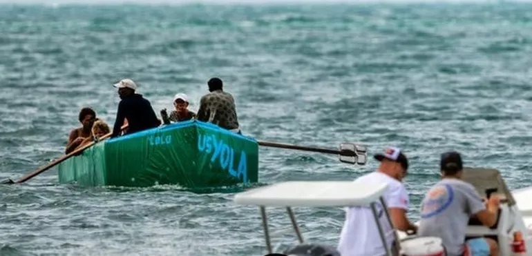 Cubanos son ayudados por una lancha cerca de Florida.