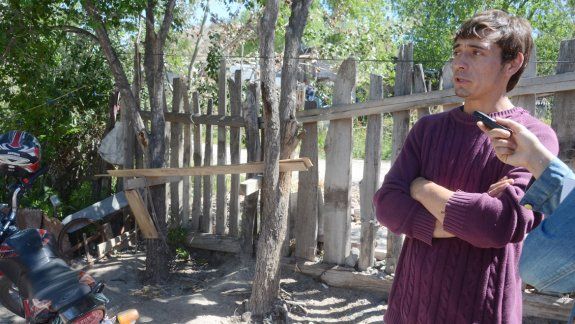 Fernando, hermano de la víctima, con LM Neuquén. La casa del presunto abusador fue destrozada por los vecinos del barrio. La Policía tuvo que intervenir para que no lincharan al acusado.
