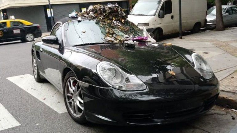 Estacionó su Porsche donde no debía y se lo llenaron de basura