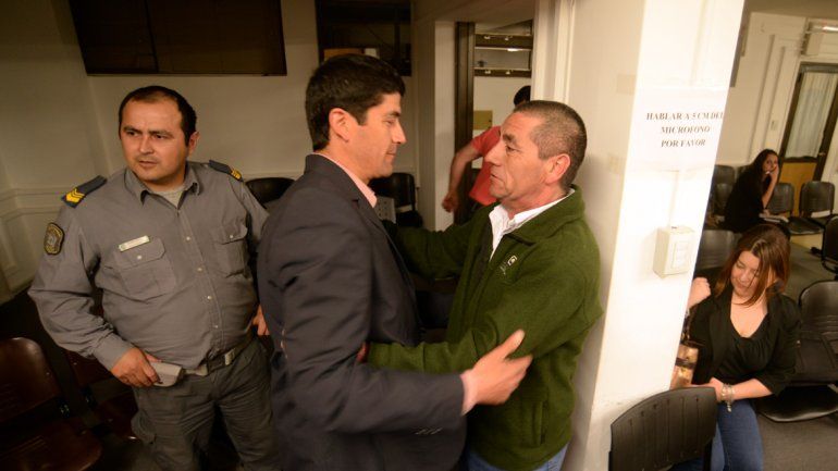 Los acusados se abrazaron tras conocer la sentencia judicial.